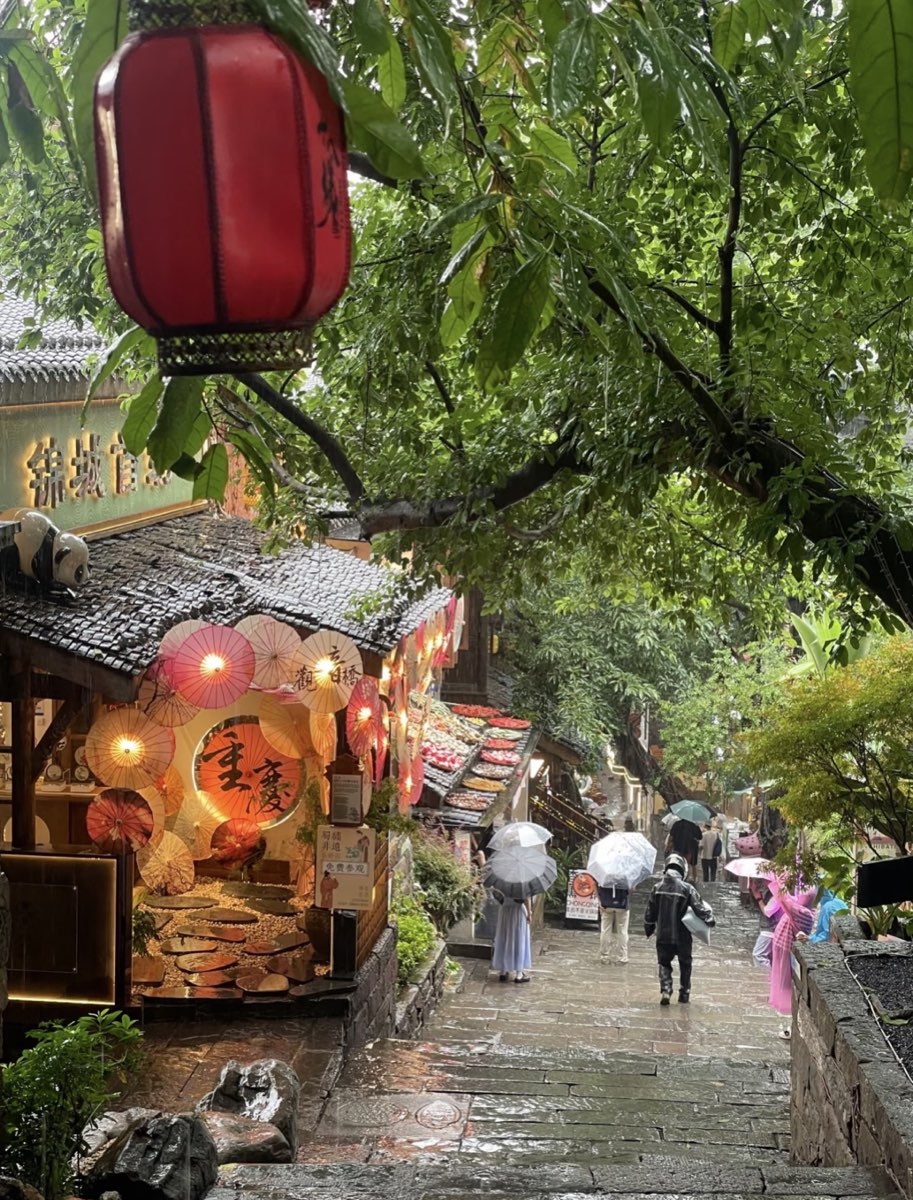 Stone steps and hillside lanes in Shancheng Alley